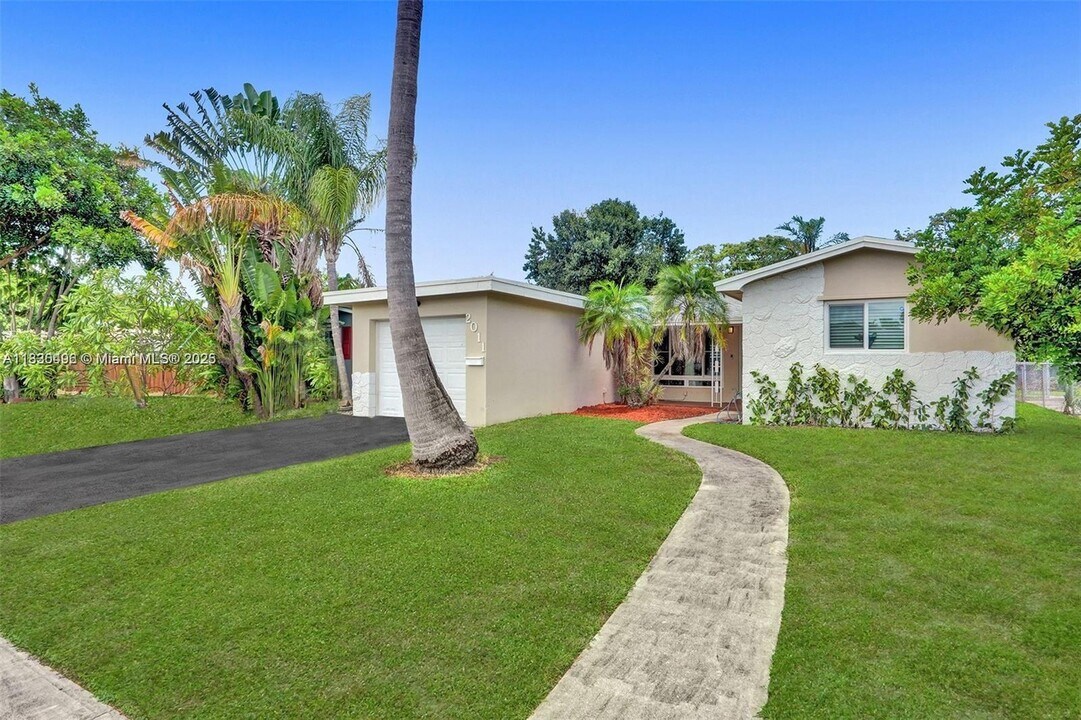 2011 N 49th Ave in Hollywood, FL - Building Photo
