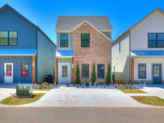 property at 612 W 2nd St