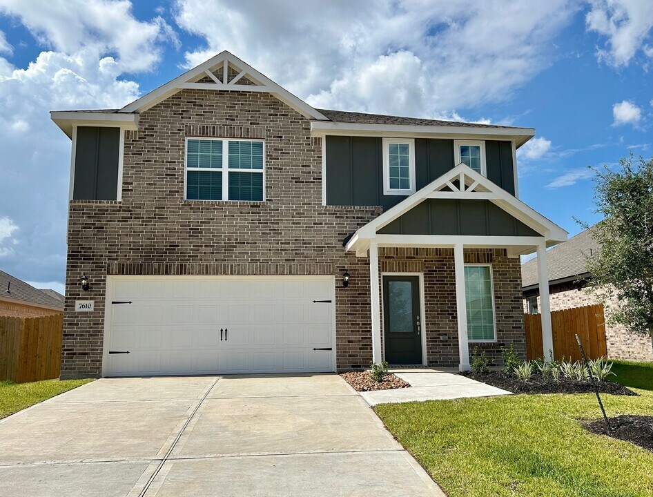 7610 Thrips Ln in Richmond, TX - Building Photo