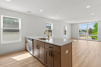630 Admiral St-Unit -Unit #2 in Providence, RI - Building Photo - Building Photo