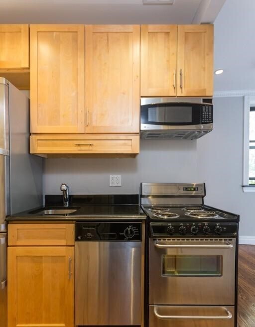 326 E 35th St in New York, NY - Building Photo
