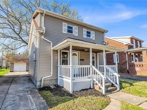 135 W Bagley Rd in Berea, OH - Foto de edificio - Building Photo