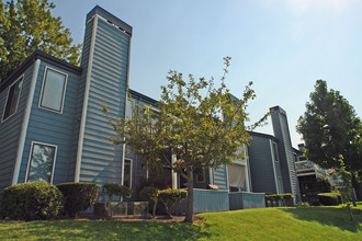 Lakeview Village Apartments in Stockton, CA - Foto de edificio - Building Photo