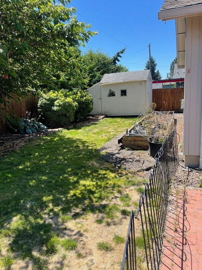 2153 Steelhead Ct in Lebanon, OR - Building Photo - Building Photo