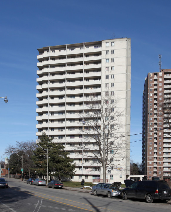 The Oaks in Toronto, ON - Building Photo