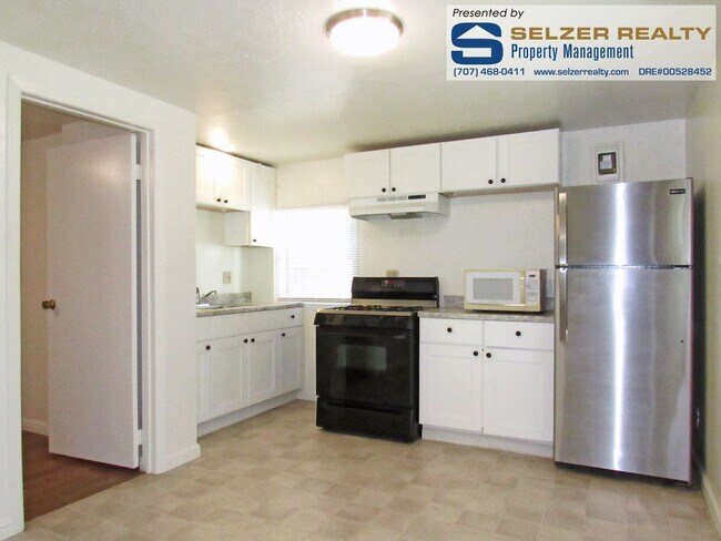 539 N School St in Ukiah, CA - Foto de edificio - Building Photo