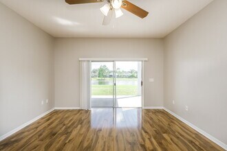 6751 Monarch Park Dr in Apollo Beach, FL - Building Photo - Building Photo
