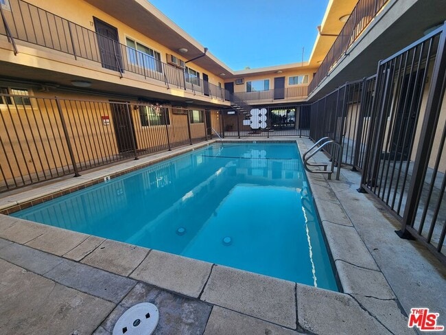 3224 Chapman St in Los Angeles, CA - Building Photo - Building Photo