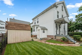 34 Page St, Unit 1 in Malden, MA - Foto de edificio - Building Photo