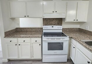 8700 Topanga Canyon Blvd, Unit APT 215 in Los Angeles, CA - Foto de edificio - Building Photo