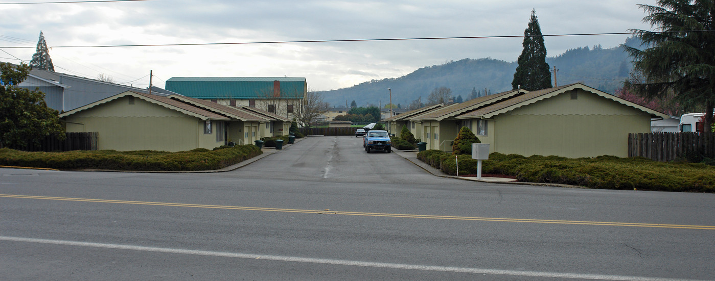 615 Lookingglass Rd in Roseburg, OR - Foto de edificio