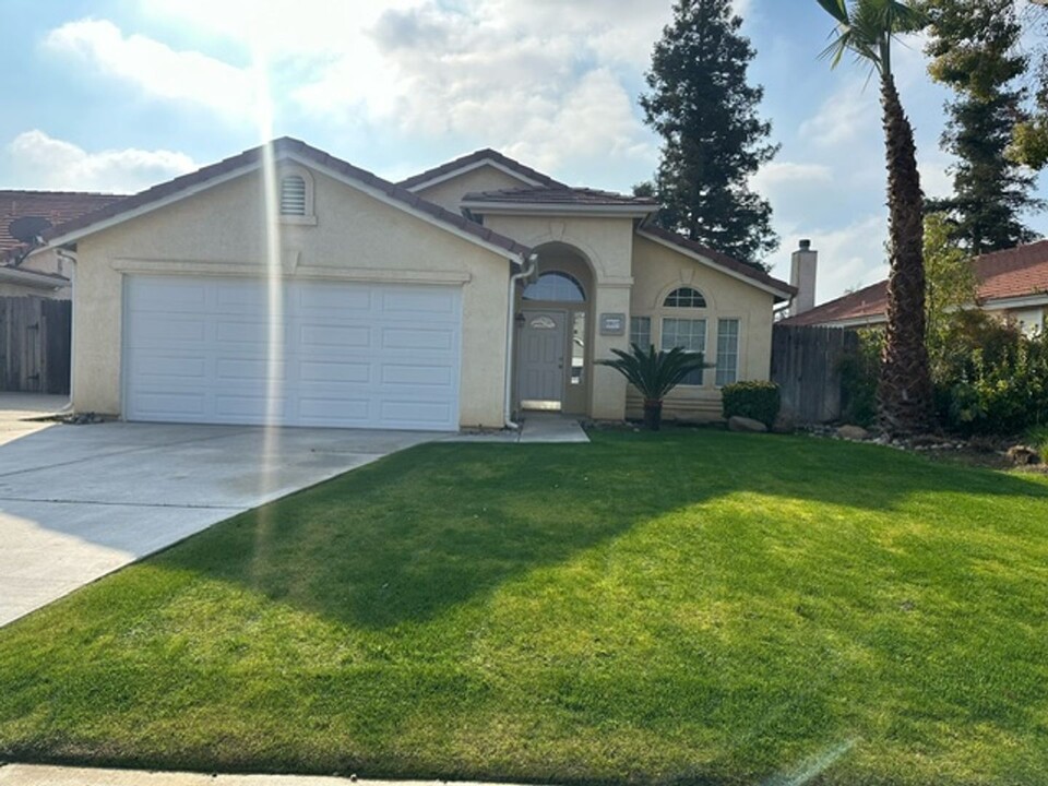 8807 Rollingbay Dr in Bakersfield, CA - Building Photo