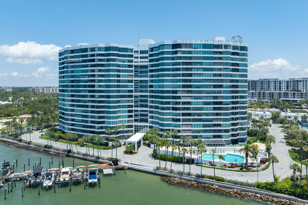 Condo on the Bay 988 in Sarasota, FL - Foto de edificio