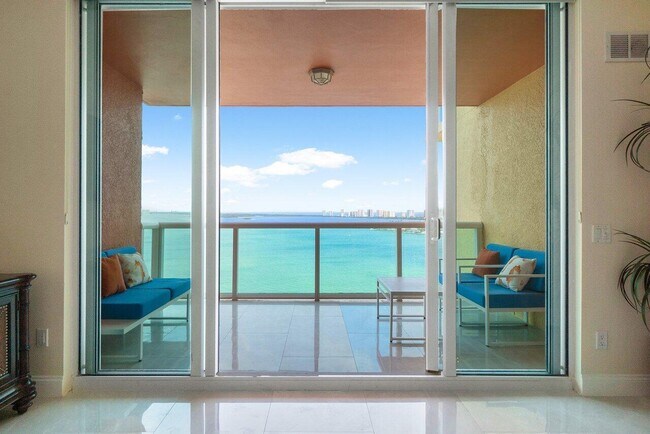 2650 Lake Shore Dr in West Palm Beach, FL - Building Photo - Building Photo