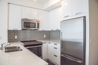 55 Eglinton Av W in Mississauga, ON - Building Photo - Building Photo