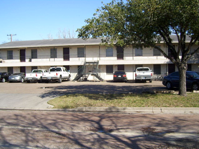 102 N Wells St in Kingsville, TX - Building Photo