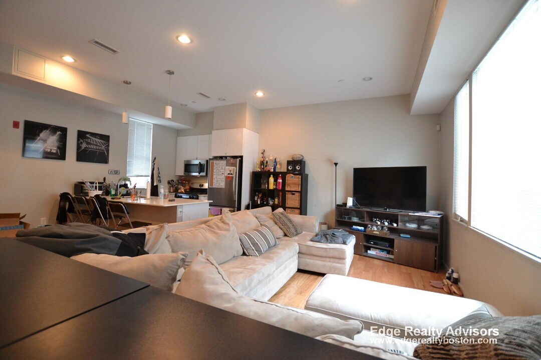 51 Glenville Ave in Boston, MA - Building Photo