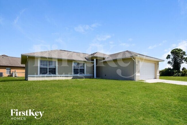 3923 E Gator Cir in Cape Coral, FL - Building Photo - Building Photo