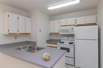 18304 NW 68th Ave, Unit L in Hialeah, FL - Building Photo - Building Photo