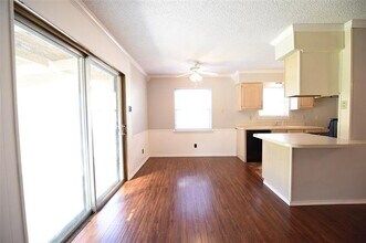 8945 Flicker Ln in Dallas, TX - Building Photo - Building Photo