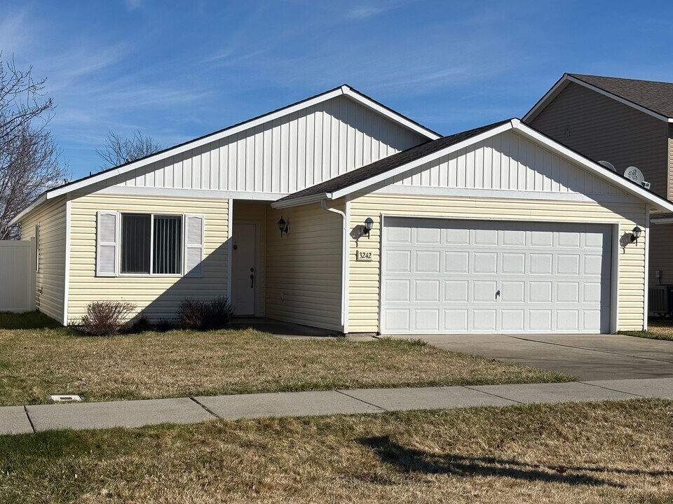 3242 W Lotze Loop in Coeur d'Alene, ID - Building Photo