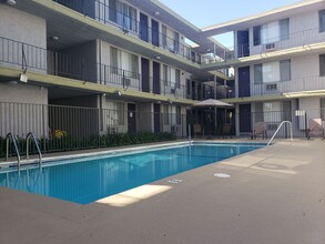 Southoaks Pointe Apartments in Van Nuys, CA - Foto de edificio - Building Photo