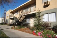 Atrium Court South of the Boulevard in Woodland Hills, CA - Foto de edificio - Building Photo