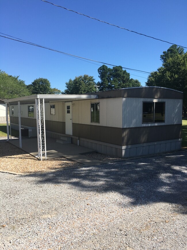 9209 Scale Rd in Benton, KY - Foto de edificio - Building Photo