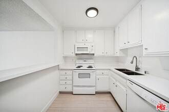 131 Orlando Ave in Los Angeles, CA - Building Photo - Building Photo