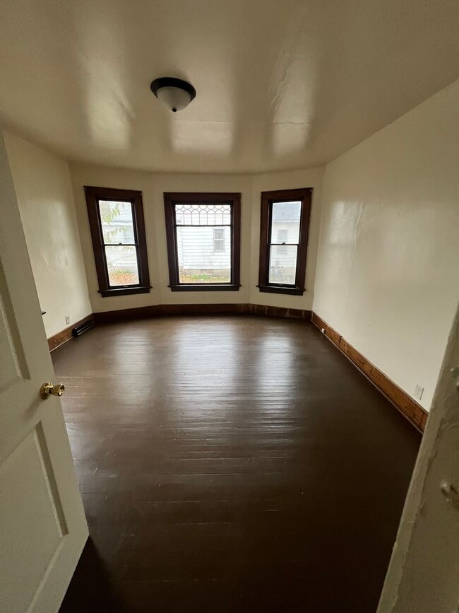 property at 621 W 9th St