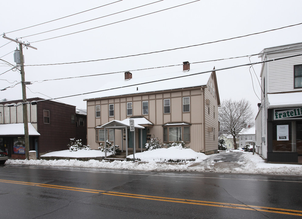 80 E Main St in Thomaston, CT - Foto de edificio