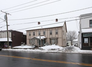 80 E Main St in Thomaston, CT - Foto de edificio - Building Photo