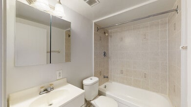 335 MacLaren St. – The New Yorker in Ottawa, ON - Building Photo - Building Photo