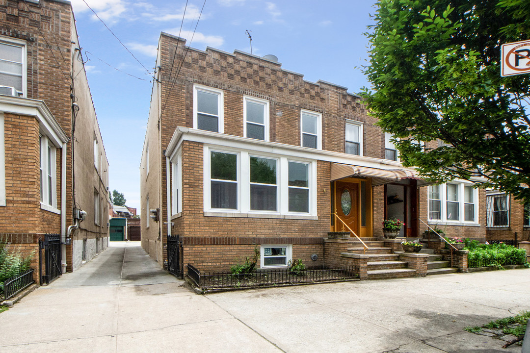 2126 Bleecker St in Ridgewood, NY - Building Photo