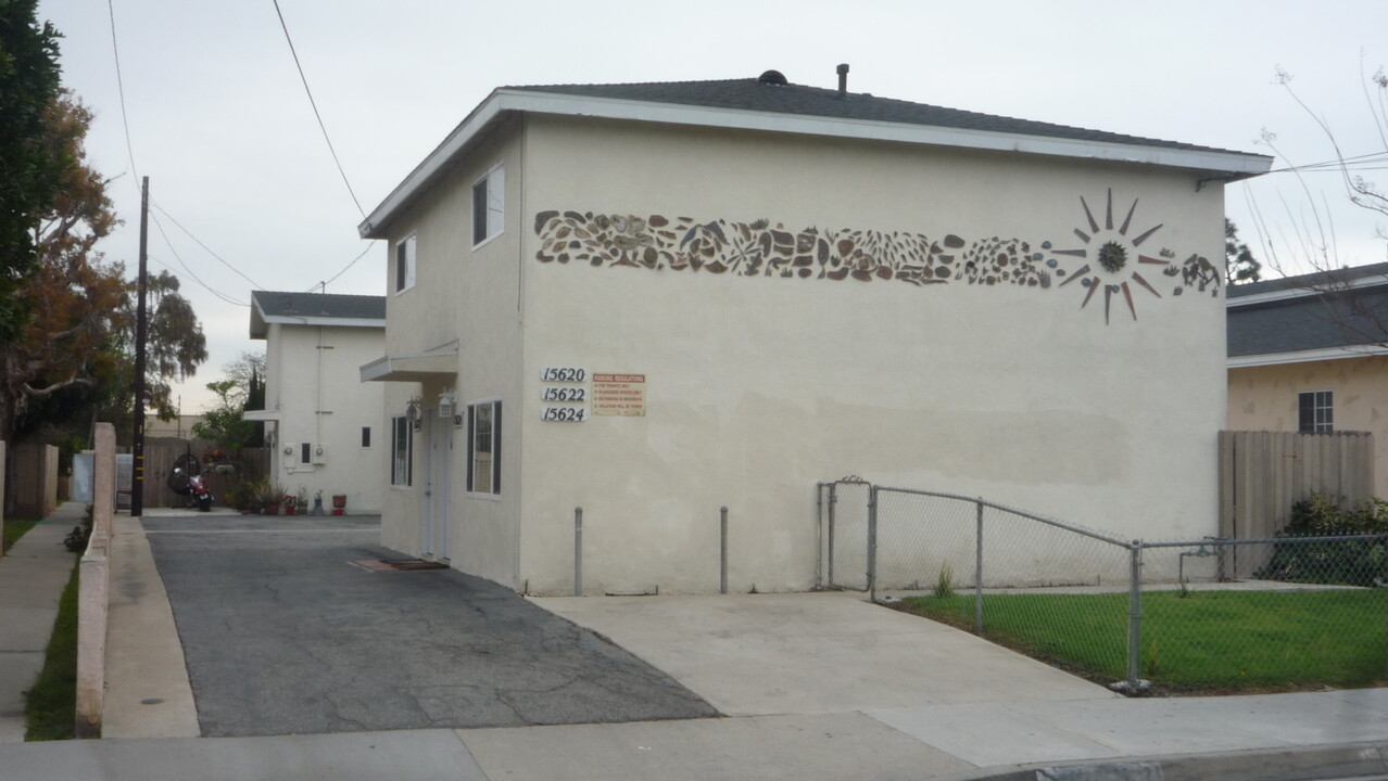 15622 Freeman Ave, Unit 15622 in Lawndale, CA - Building Photo