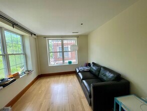 2445 Massachusetts Ave, Unit #17 in Cambridge, MA - Foto de edificio - Building Photo