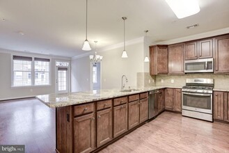 13723 Neil Armstrong Ave in Herndon, VA - Foto de edificio - Building Photo