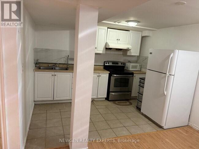 3 Lowcrest Blvd in Toronto, ON - Building Photo - Building Photo