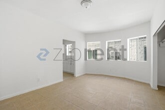 1513 W 12th Pl in Los Angeles, CA - Foto de edificio - Building Photo