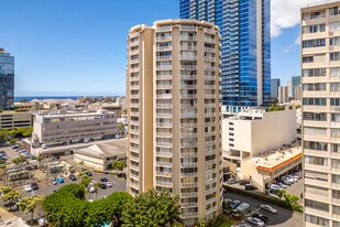 Holiday Village Condominium in Honolulu, HI - Building Photo