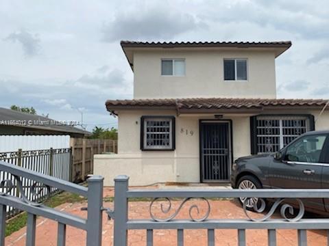 819 E 26th St in Hialeah, FL - Foto de edificio - Building Photo