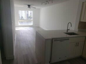 2216 N Cypress Bend Dr in Pompano Beach, FL - Building Photo - Building Photo