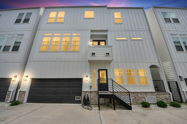 1223 W 16th St