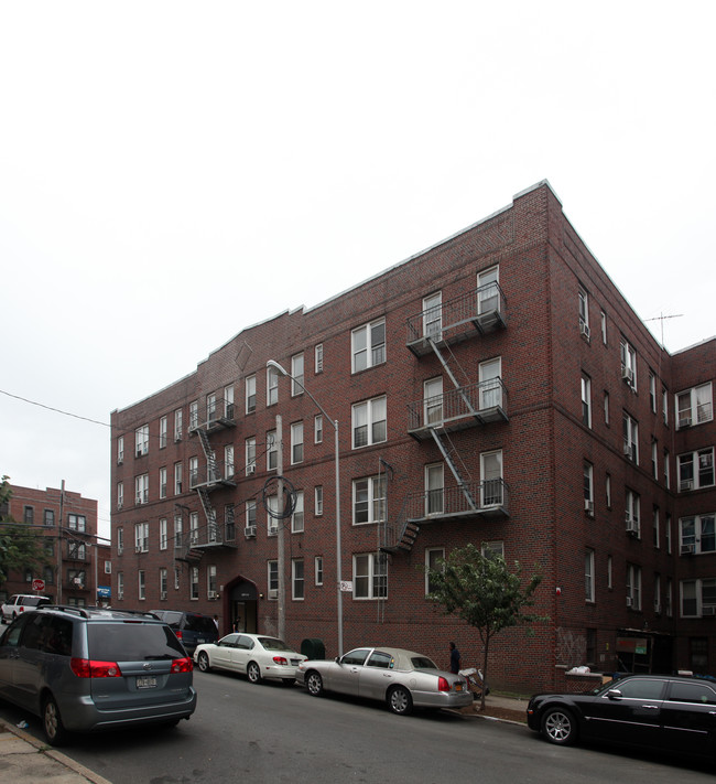 41-38 67th St in Woodside, NY - Foto de edificio - Building Photo