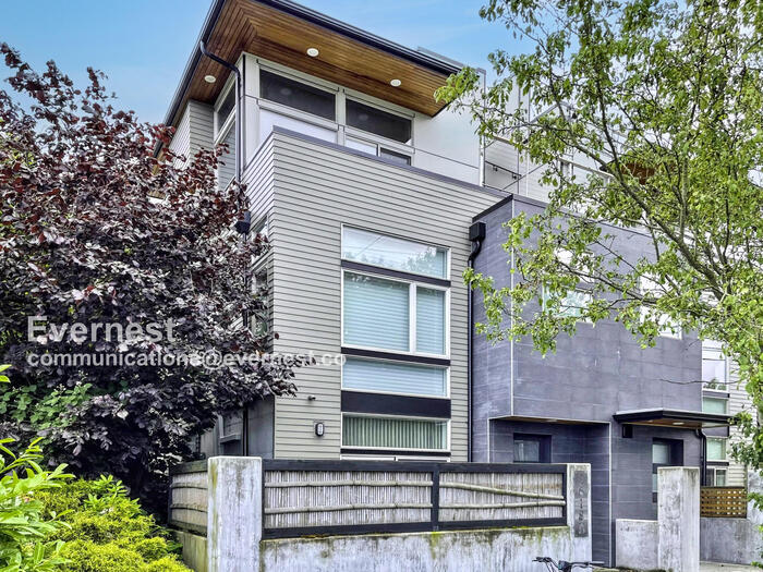 2618 Eastlake Ave E in Seattle, WA - Building Photo