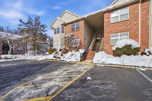 8 Jennifer Dr in East Hanover, NJ - Building Photo