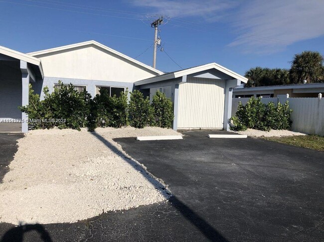 592 Holly Dr, Unit B in Palm Beach Gardens, FL - Building Photo - Building Photo