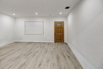 736 NW 41st St in Miami, FL - Foto de edificio - Building Photo