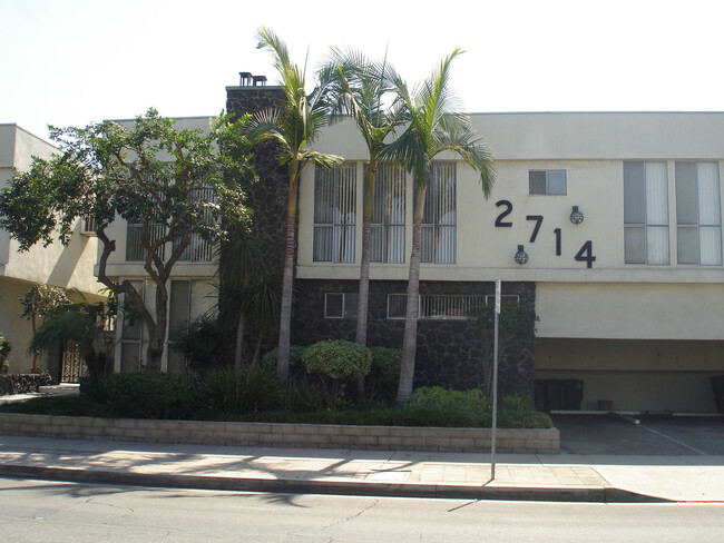2714 W Clark Ave in Burbank, CA - Foto de edificio - Building Photo