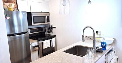 152 Tuckerman Ave in Middletown, RI - Building Photo - Building Photo